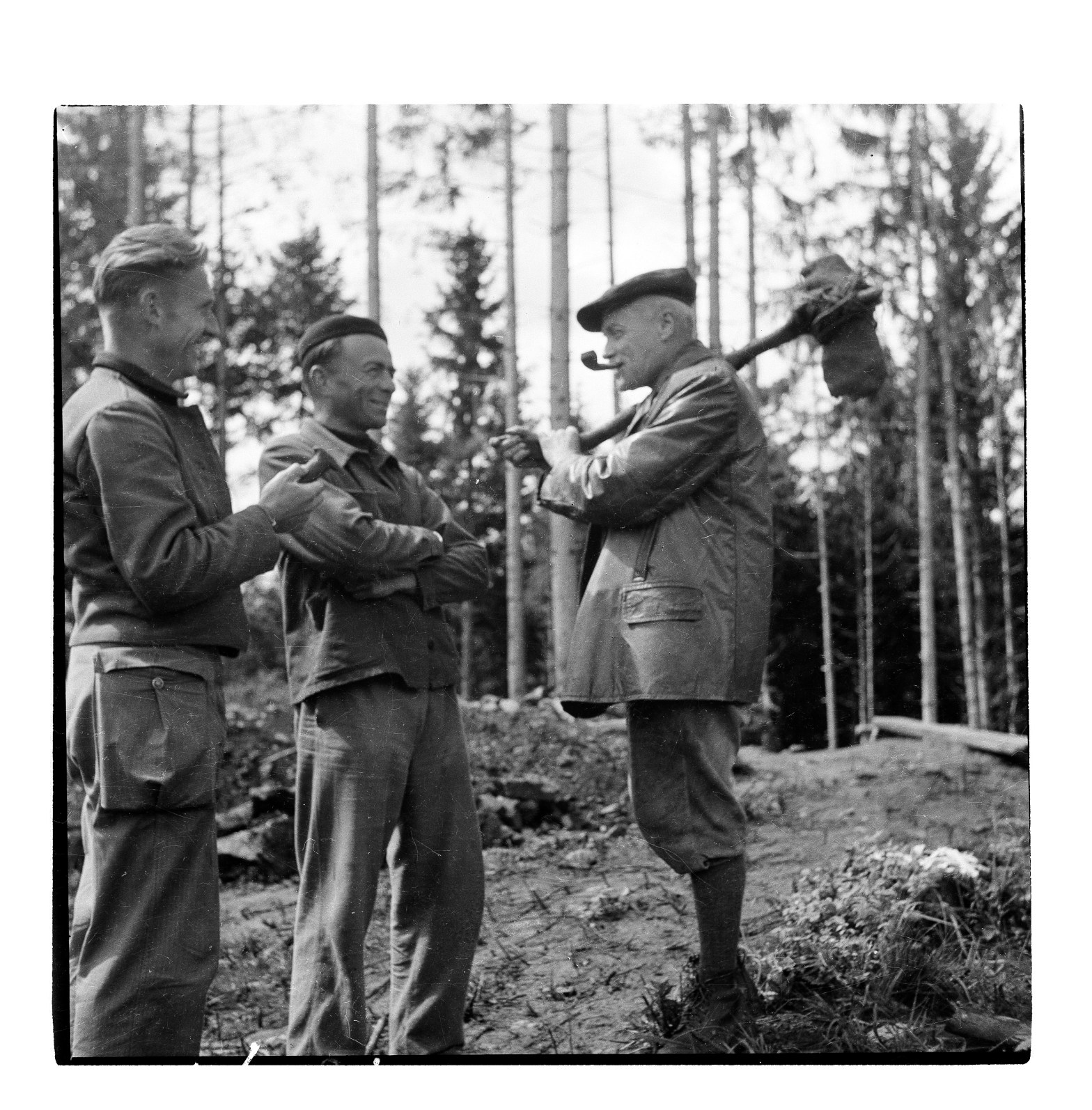 Elmar Vonbank, Benedikt Frei und Adolf Hild bei der archäologischen Ausgrabung auf der Fundstelle Borscht am Eschnerberg in Liechtenstein, 1948.