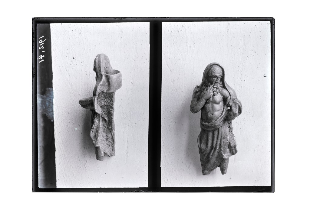 Römische Bronzeapplike mit Darstellung eines Philosophen aus der Sammlung des Vorarlberger Landesmuseums.