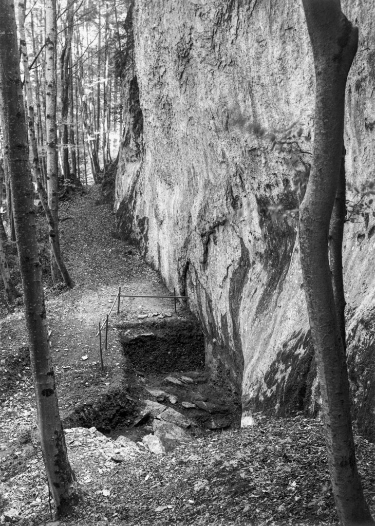 Historische Aufnahme der archäologischen Fundstelle Koblach-Nellenbürgle in Vorarlberg aus dem Jahr 1929.